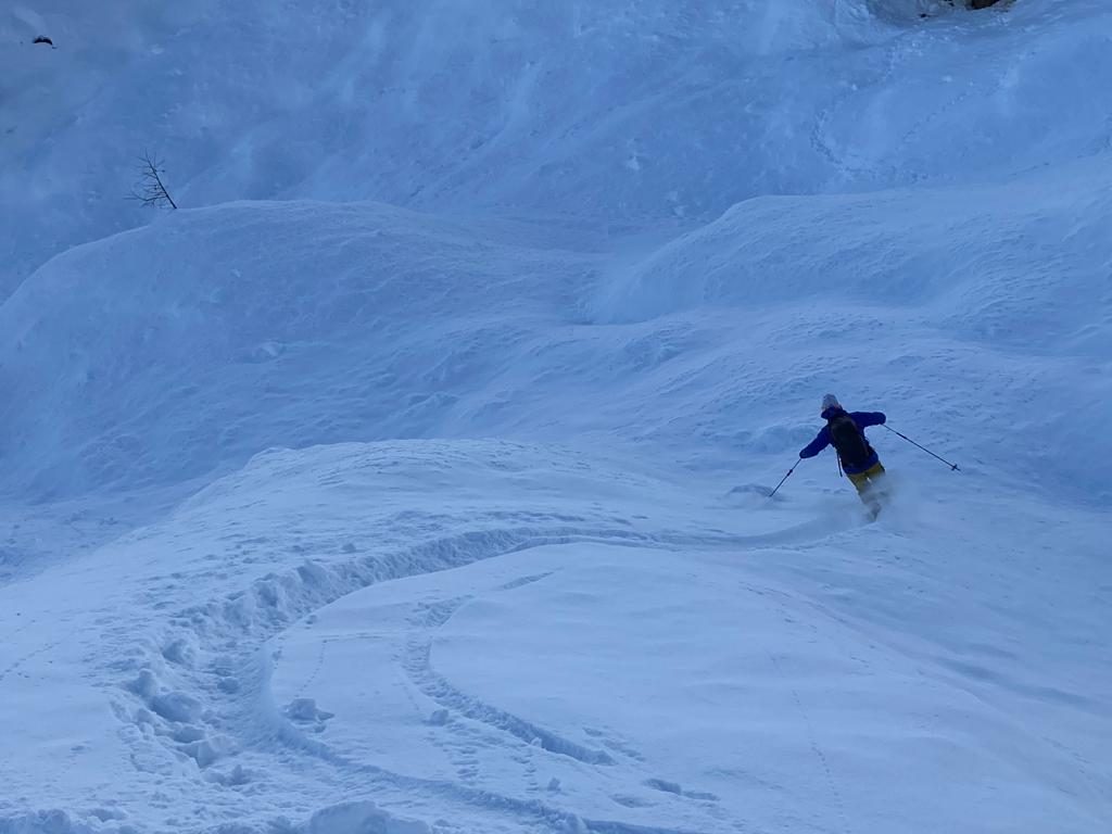 Qualche curva nella neve fresca. Foto Michele Cucchi