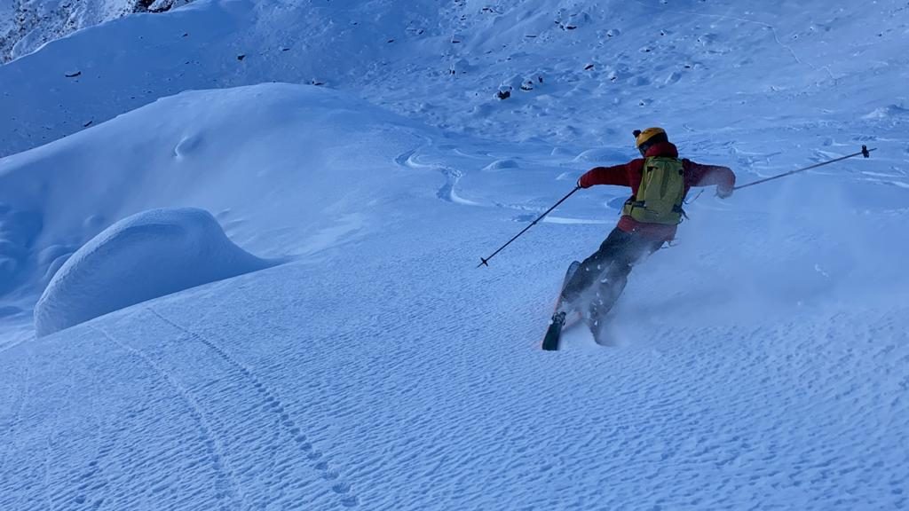 Qualche curva nella neve fresca. Foto Michele Cucchi