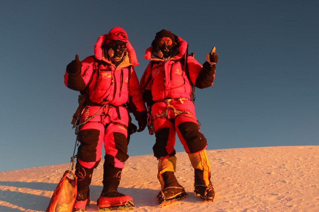 vetta! A sinistra Mingma Gyalje Sherpa. Foto Mingma Gyalje Sherpa