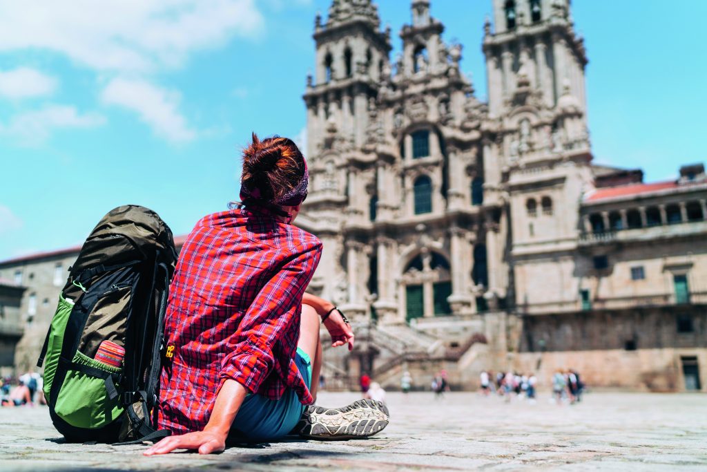 Nella piazza del Obradoiro a Santiago arrivano ogni anno 300mila pellegrini. Il sacro convive con il profano, creando un’atmosfera frizzante, di caotica serenità. Foto @ ISTOCKPHOTO