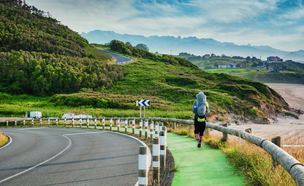 Un pellegrino verso Santiago
de Compostela. Nel 2019
il 94% dei viandanti ha percorso il tragitto a piedi,
il restante 6% in bicicletta. Foto @ ISTOCKPHOTO