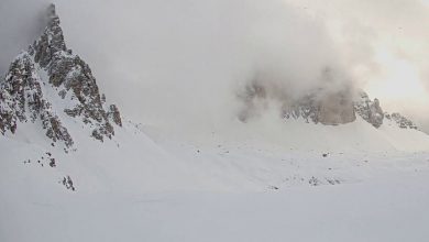 Photo of Le Tre Cime di Lavaredo avvolte da silenzio e nubi irrequiete