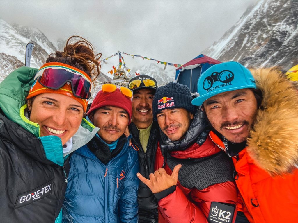 Con parte del team nepalese della vetta. Foto @ Tamara Lunger