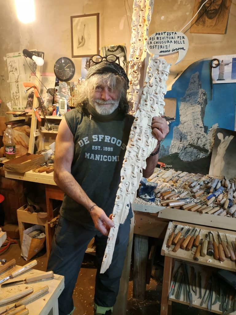 Mauro Corona e i suoi spiriti in protesta per osterie chiuse - Foto Fb Mauro Corona