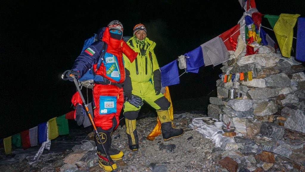 Atanas Skatov al CB prima della partenza per il tentativo di vetta