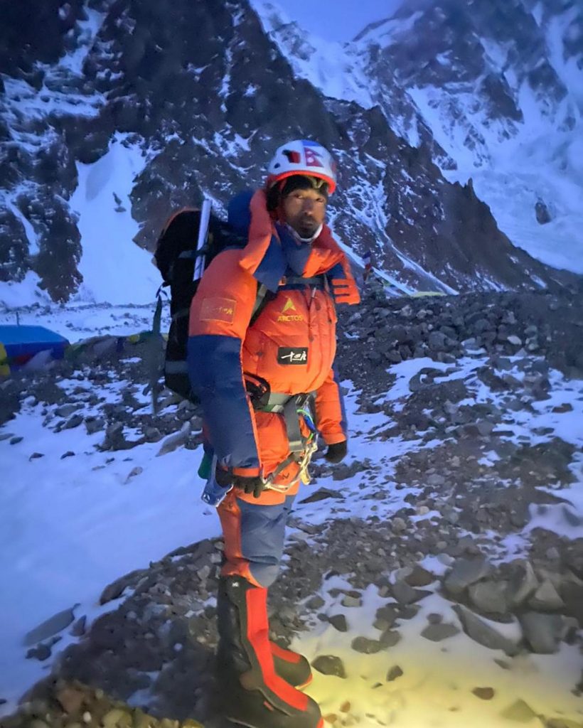 Pasang Nubu Sherpa al Cb prima del suo tentativo. Foto @ SST