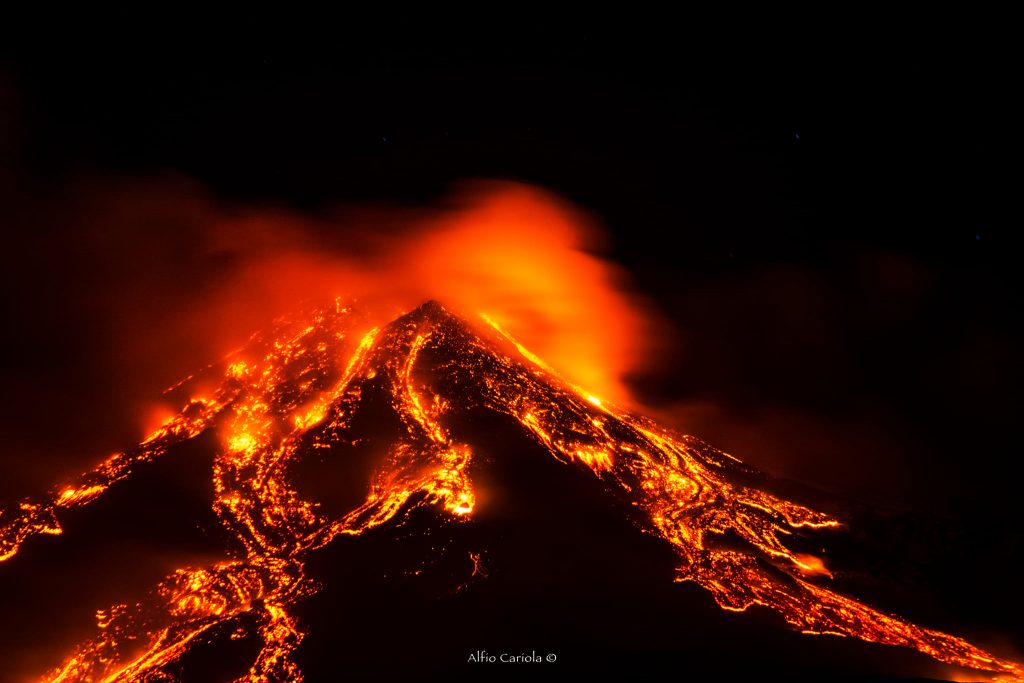 Etna, Colata da Sud-Est, 16/02/2021 da Fornazzo - Foto FB Alfio Cariola