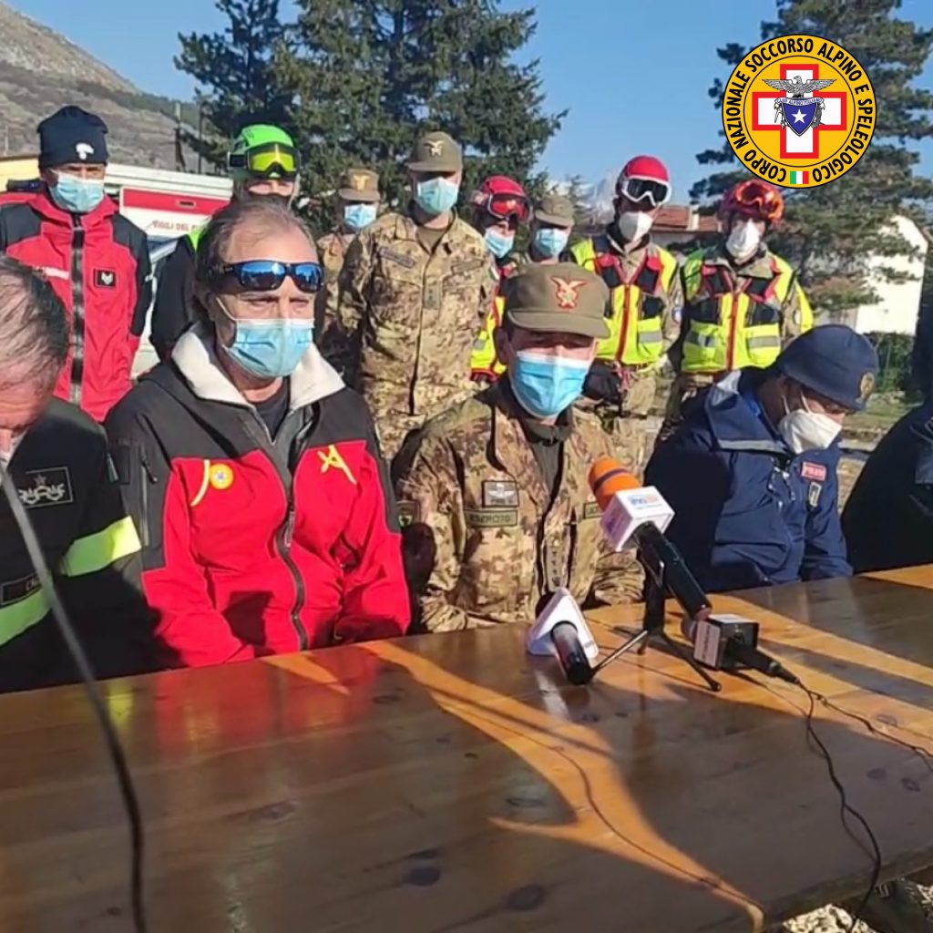 Daniele Perilli in Conferenza Stampa durante i soccorsi - Foto CNSAS Abruzzo
