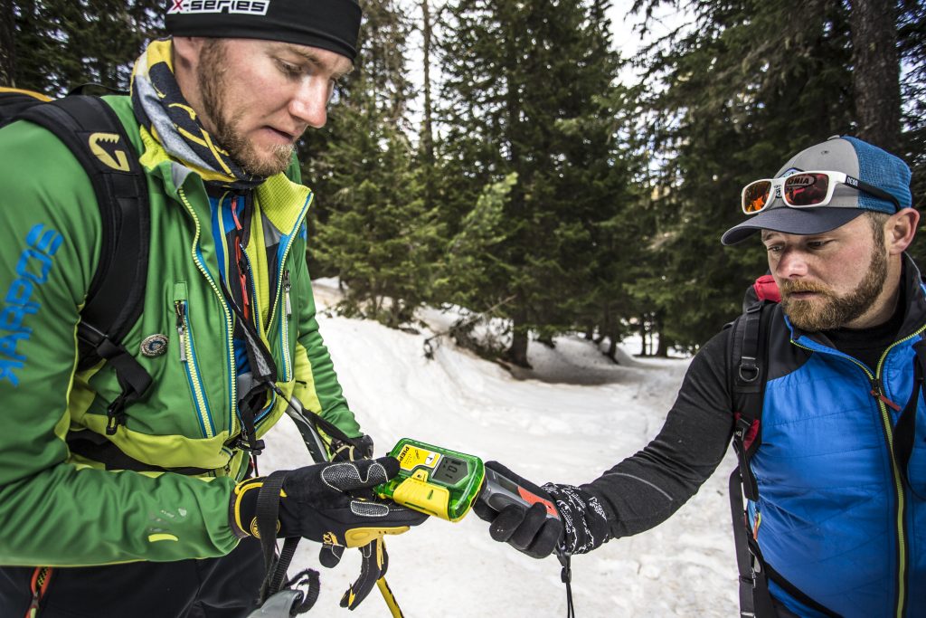 Controllo segnale Artva. Foto Stefano Jeantet