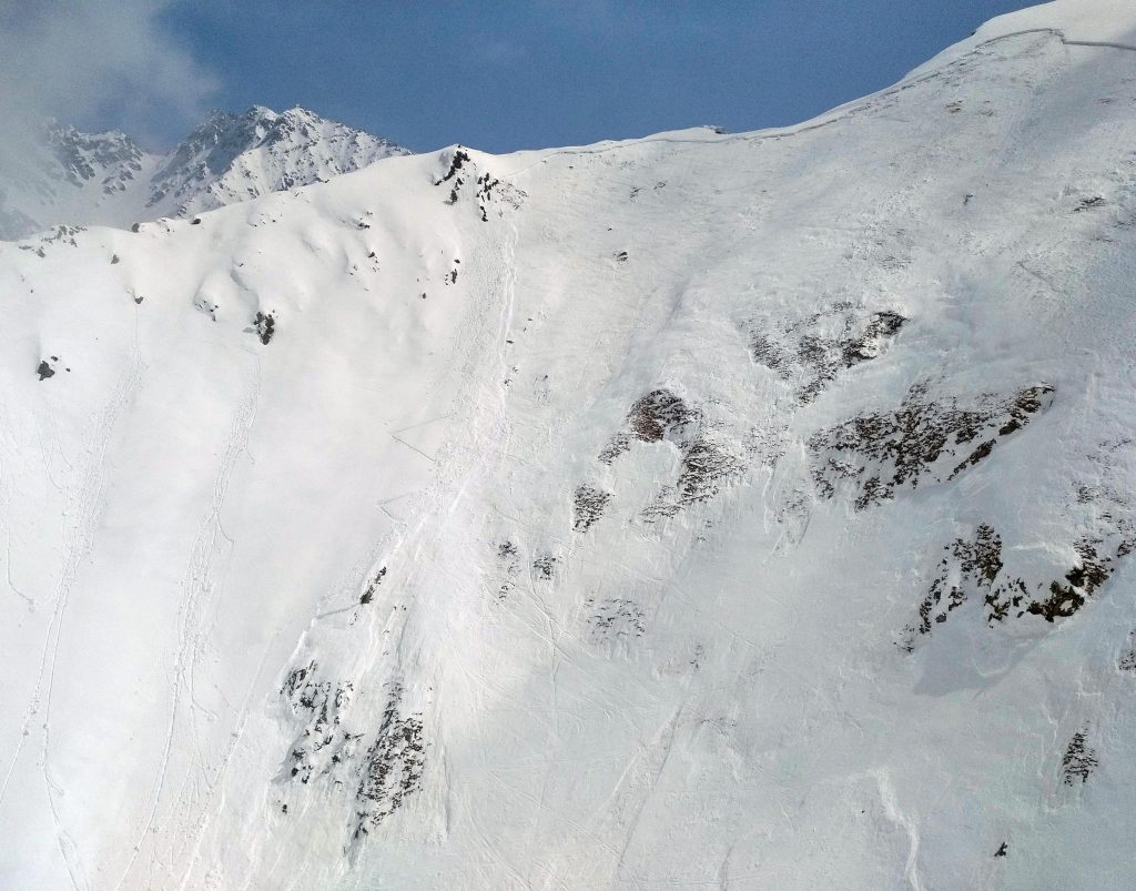 La valanga staccatasi a Pila (Aosta) il 07 aprile 2018.
ANSA/UFFICIO STAMPA SOCCORSO ALPINO GUARDIA DI FINANZA ENTREVES