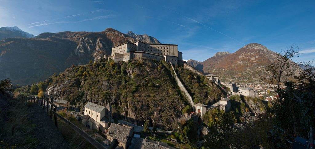 Panoramica Forte di Bard - Foto Wikimedia Commons - Ph. Giulio Crivellari