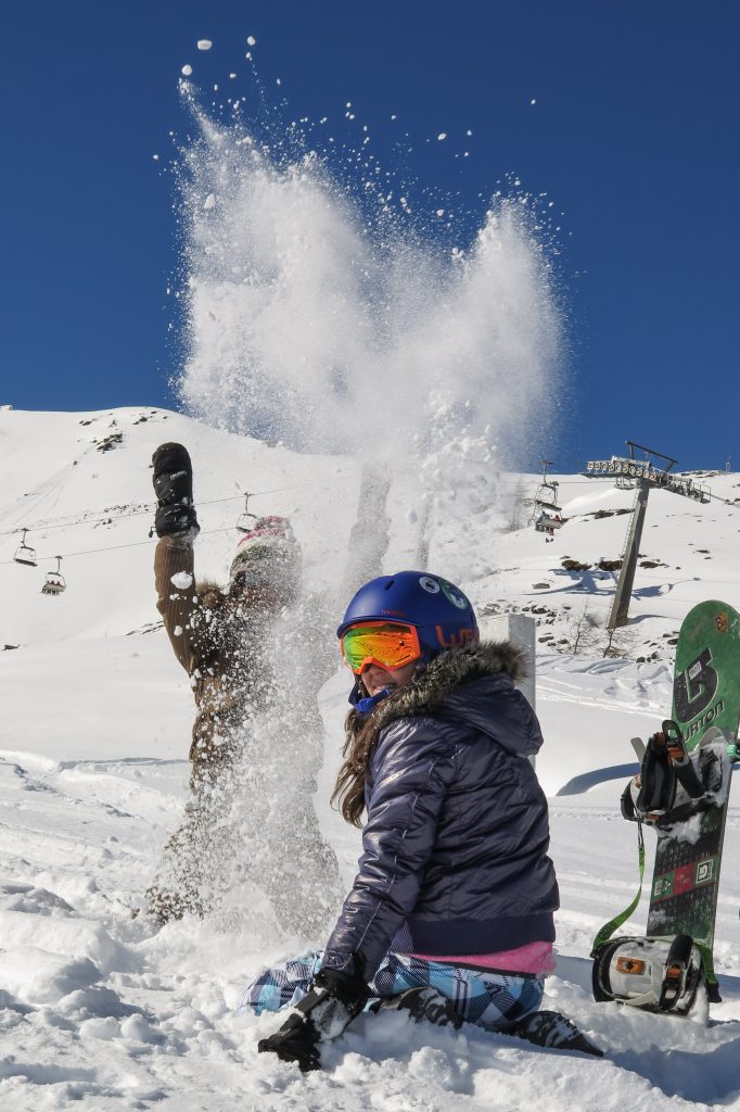 Bambini si divertono nella neve. Foto Enrico Romanzi