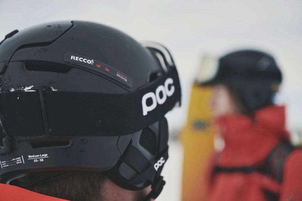 Piastrina Recco in un casco © Anton Enerlov, Recco