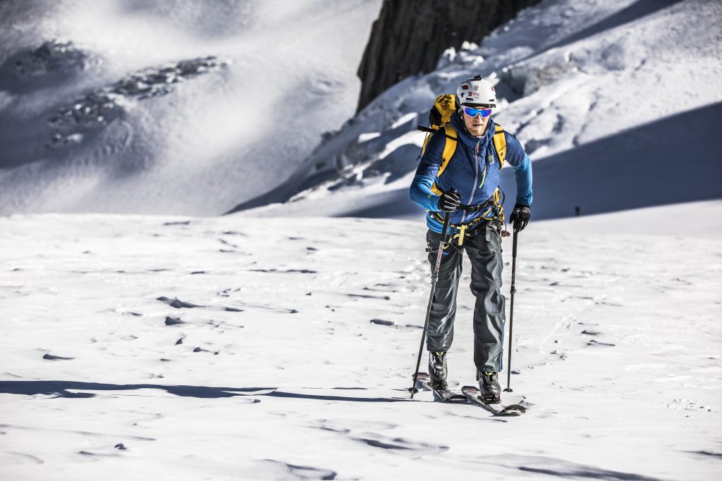 Denis in salita nel gruppo del Monte Bianco. Foto Stefano Jeantet