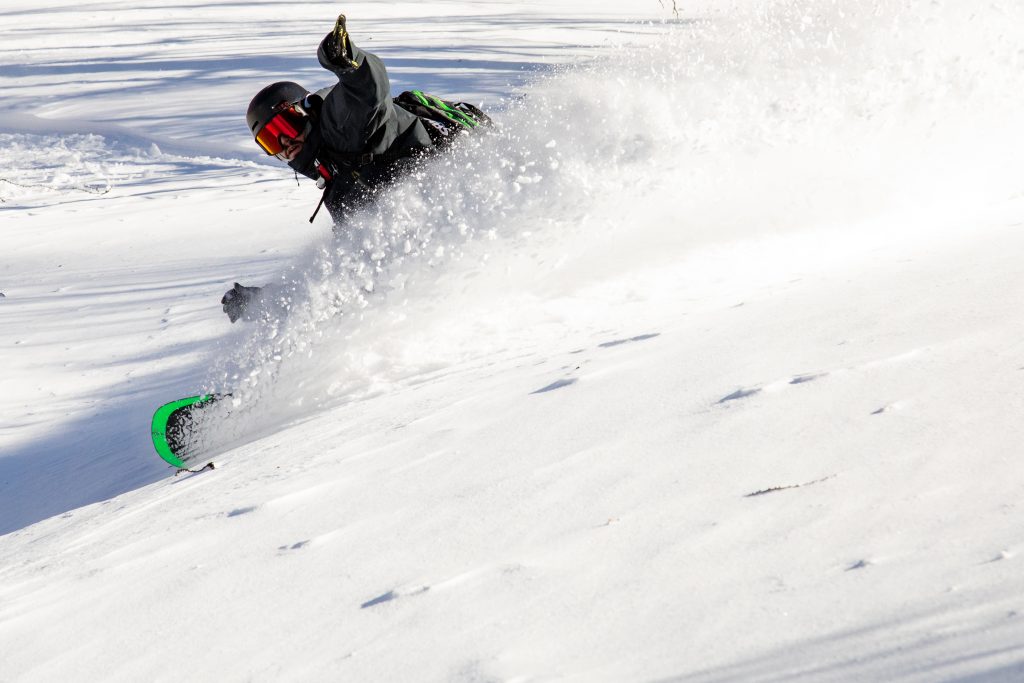 Tracciando curve nella neve fresca. Foto Evi Garbolino