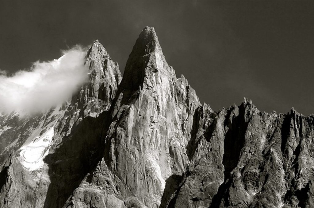 Il Petit Dru, parete ovest. Nella parte in cui è più chiara la roccia è dove è crollato il Pilatro Bonatti 