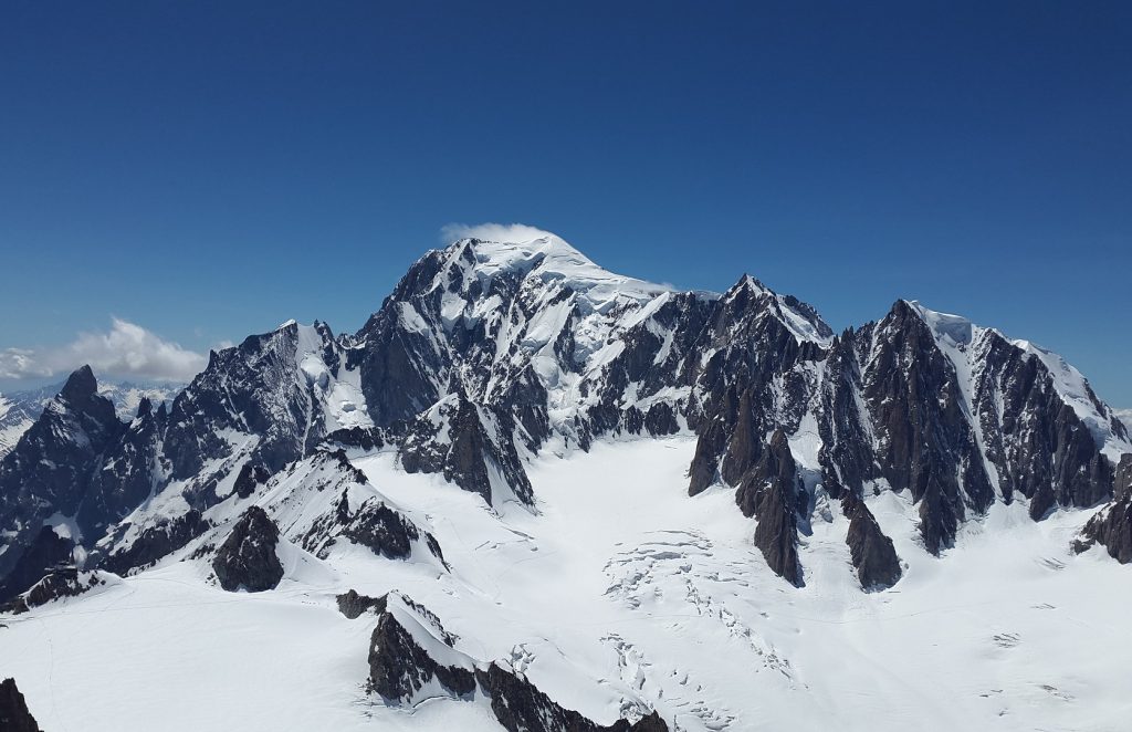 Vista sul Monte Bianco con in evidenza le cime toccate da Renato Casarotto nel suo trittico: Aiguille Noire de Peuterey, Pic Gugliermina e, poco evidente, il Pilone Centrale.