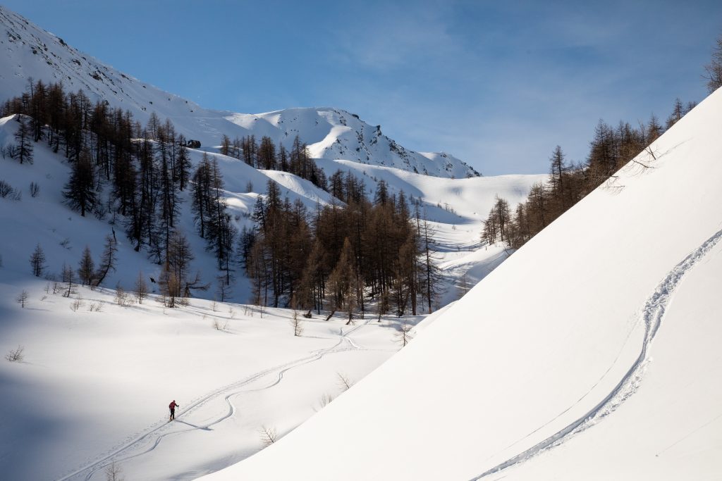 Scialpinista in salita nella
splendida valle del Gran San Bernardo. Foto Evi Garbolino