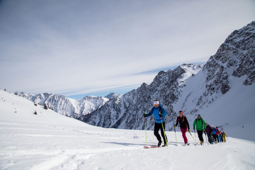 Comitiva di scialpinisti in salita. Foto Evi Garbolino