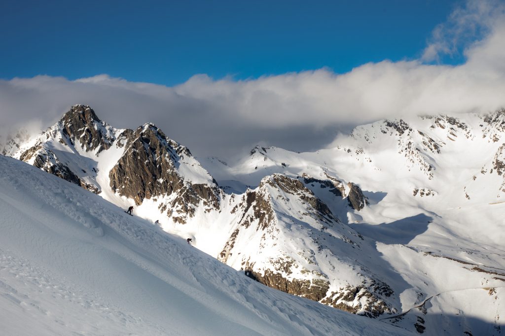 Freeriders in discesa nella neve fresca. Foto Evi Garbolino