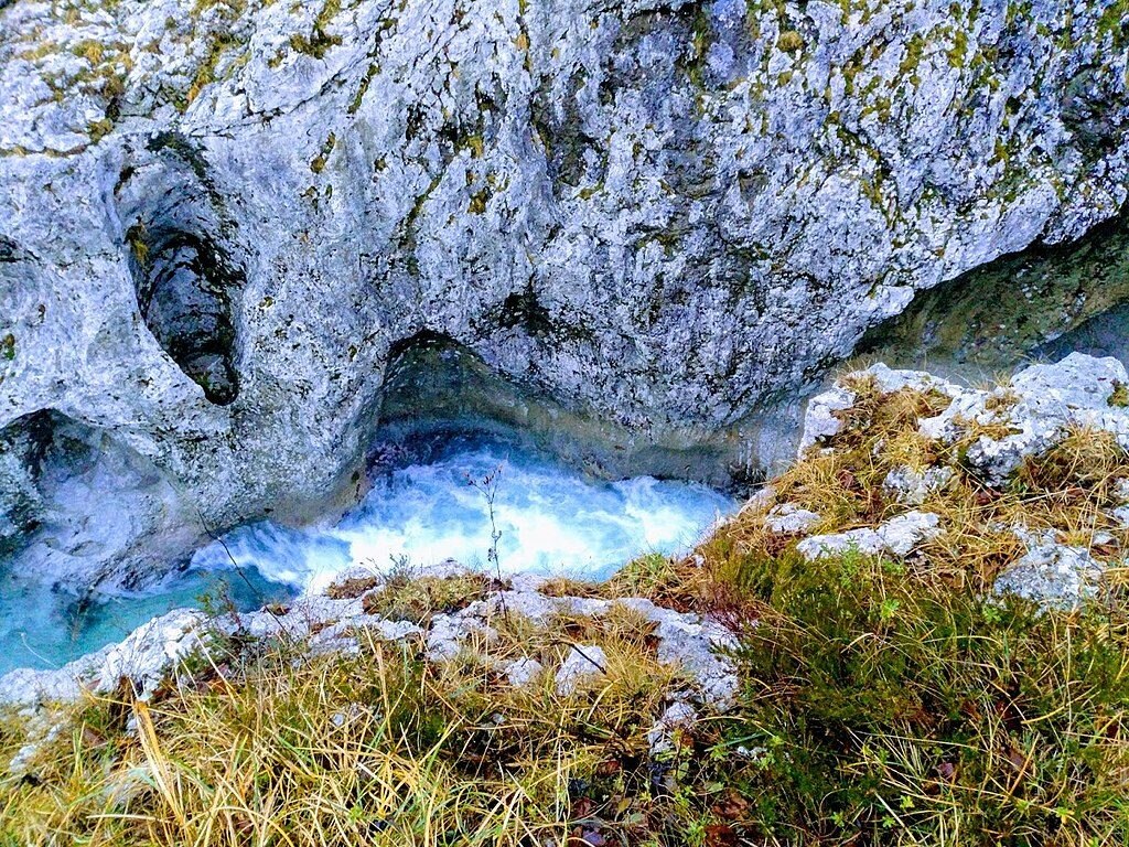 Torrente tra le Dolomiti Friulane - Foto Wikimedia Commons @Asiarizzetto