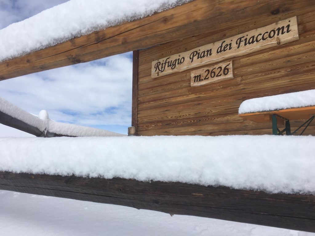 Rifugio Pian dei Fiacconi sotto la neve - Foto FB Rifugio Pian dei Fiacconi