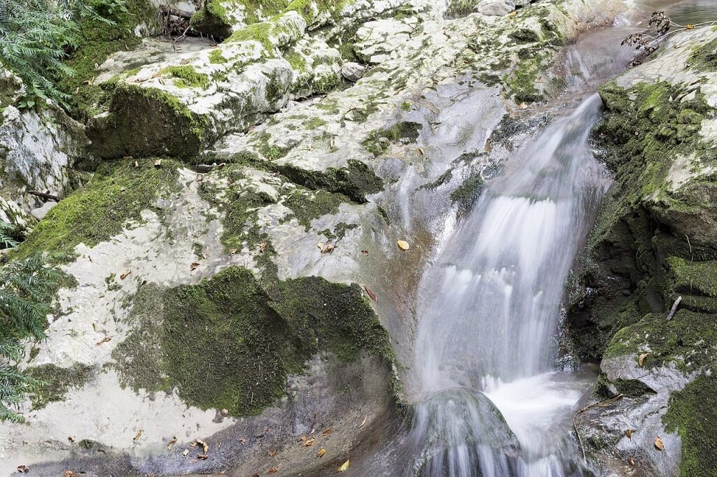 Una piccola cascata del torrente Cosa nel complesso delle Grotte di Pradis - Foto Wikimedia Commons @Intoinside