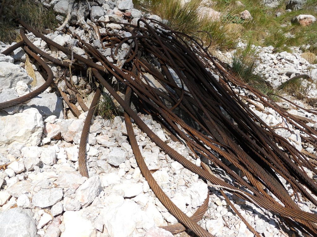 Funivia della Paganella, funi abbandonate dopo la dismissione - Foto Wikimedia Commons @ftaba