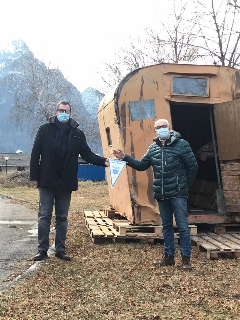 Il trasporto del vecchio bivacco Fanton a Longarone - Foto FB CAI sezione Cadorina di Auronzo