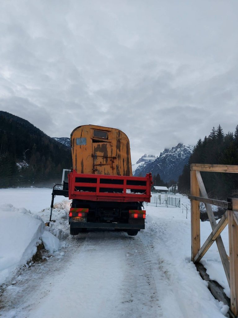Il trasporto del vecchio bivacco Fanton a Longarone - Foto FB CAI sezione Cadorina di Auronzo