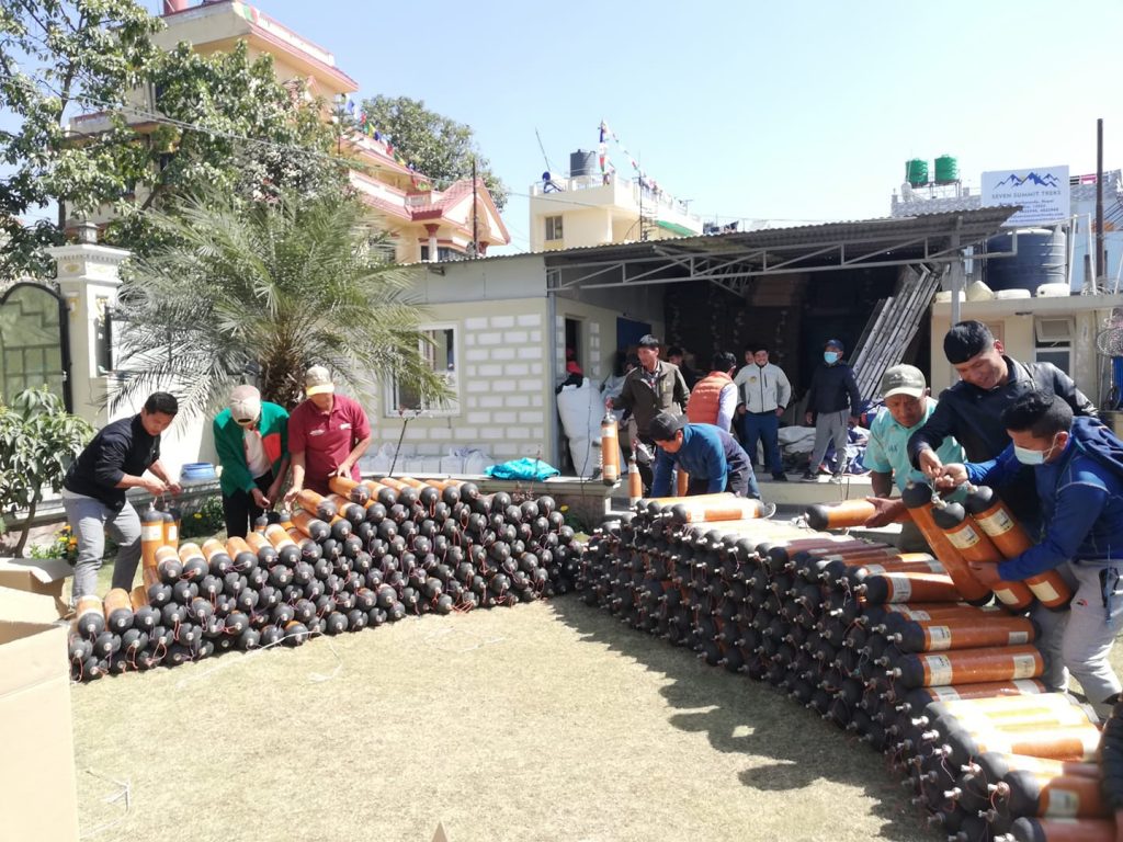 Everest, inizia stazione. Preparativi della bombole d