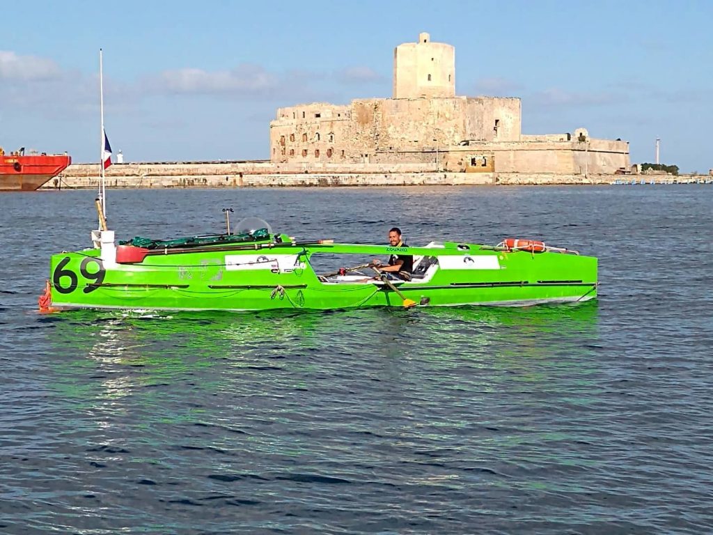 Sulla canoa verso la Sicilia. Foto Elia Origoni