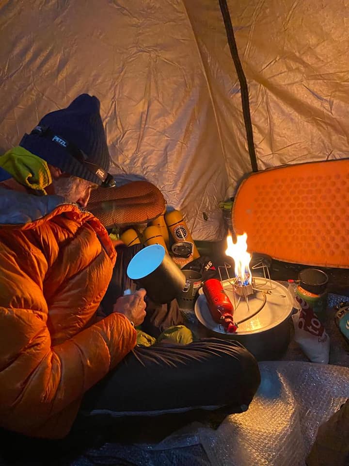 Michele Cucchi in tenda durante la traversata dell