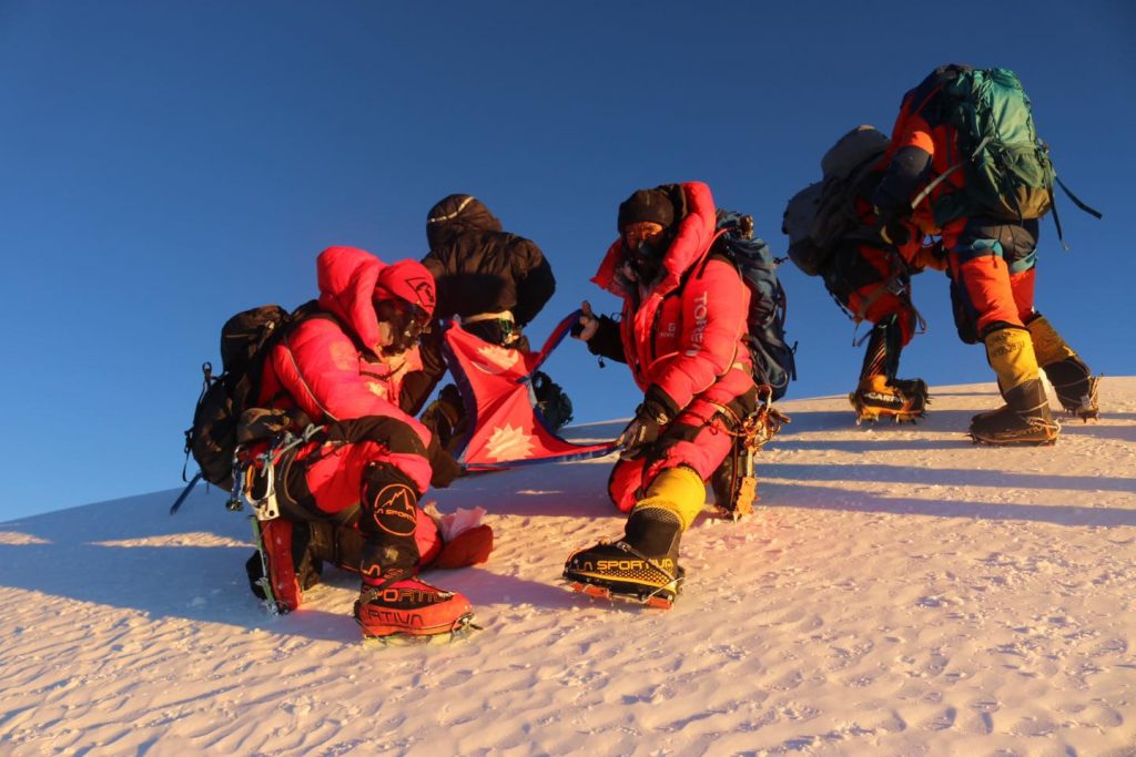 Foto di vetta. Foto @ Mingma G. 