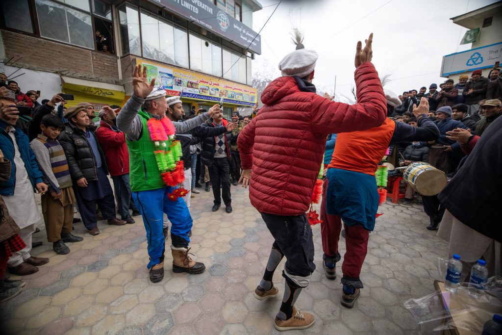 Un momeno della festa per la spedizione italiana a Skardu. Foto Samuel Confortola