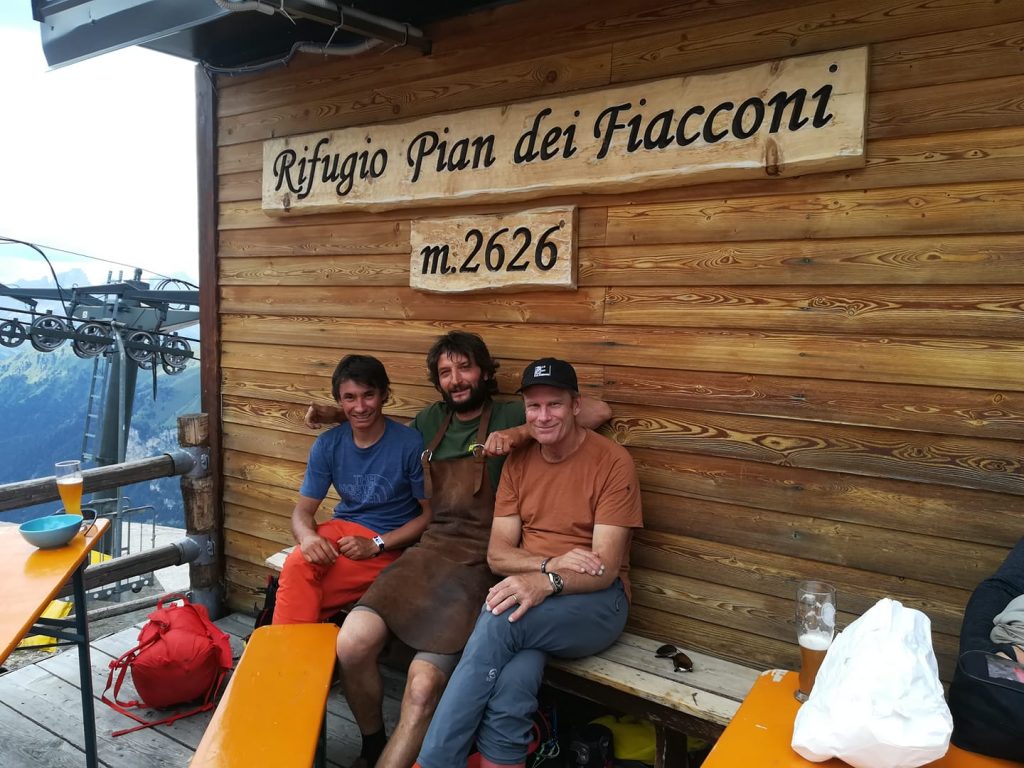 David Lama e Conrad Anker con Guido Trevisan al Rifugio Pian dei Fiacconi - Foto FB Rifugio Pian dei Fiacconi