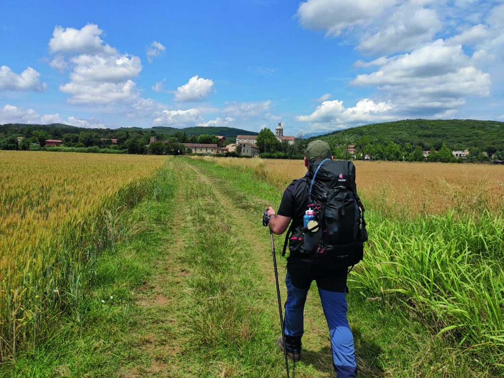 Un camminatore nella prima parte della Via, nel Lazio, tra Sezze
e Priverno, in provincia di Latina. Foto