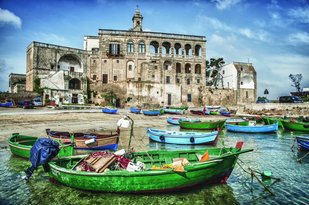 Vista dell’abbazia di San Vito Martire a Polignano a Mare (Ba), località
San Vito. Il 14 giugno, dal porticciolo, parte uno zatterone con l’immagine del Santo, che viene portata in processione fino a Polignano a Mare, nella spiaggetta di Cala Paura. Foto @ ARCHIVIO FOTOGRAFICO ARET PUGLIAPROMOZIONE / LEONARDO D’ANGELO