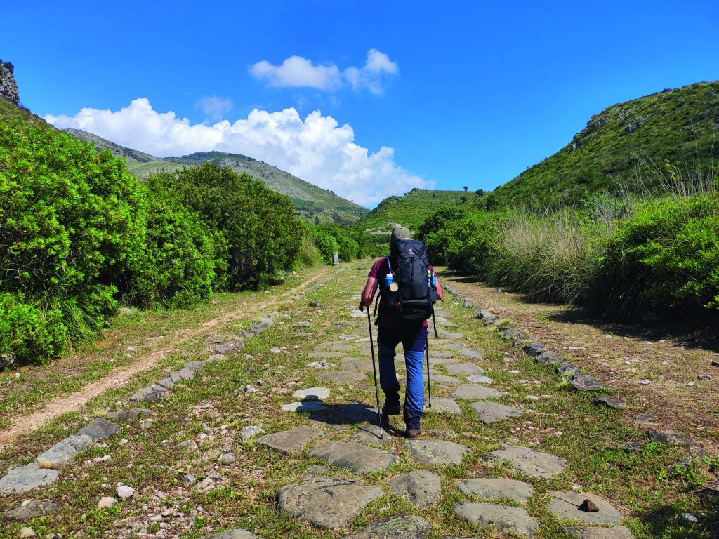 Un camminatore verso Itri (FOTO: ARCHIVIO IN ITINERE APS)