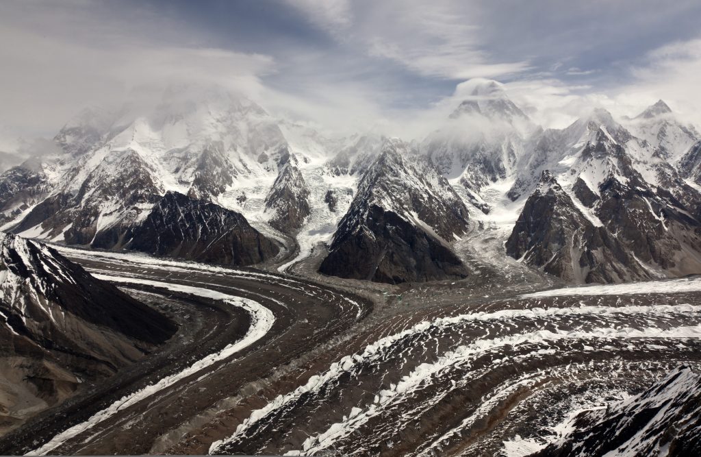 Vista aerea del Baltoro, ben riconoscibile la piramide del Gasherbrum IV