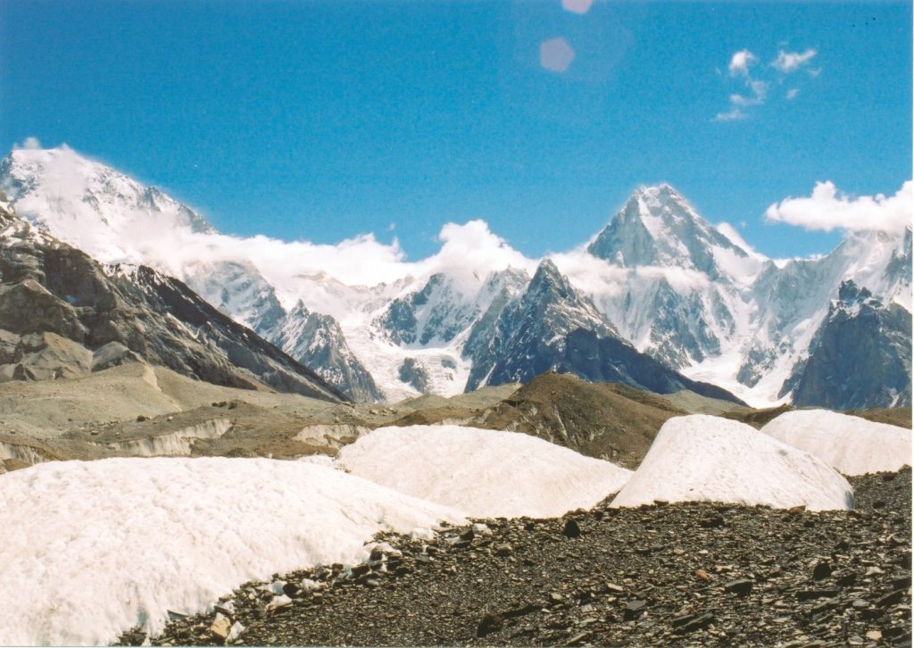 Il Gasherbrum IV visto dal Baltoro, a sinistra il Broad Peak. Foto Wikimedia commons
