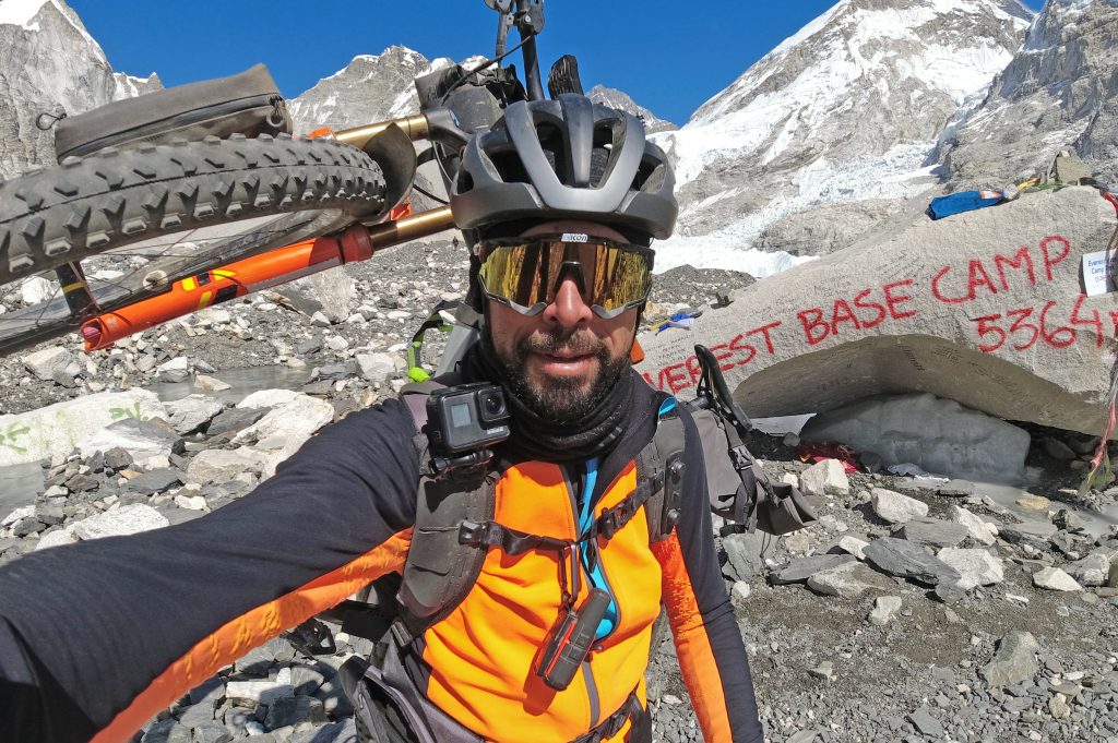 Omar appena arrivato al campo base dell'Everest. Foto archivio Omar di Felice