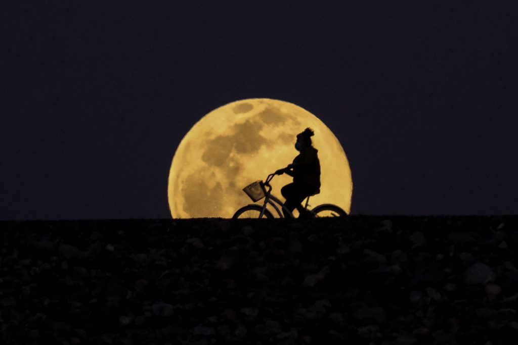 Una snow moon dal sentore hollywoodiano - Foto ANSA (Credit Image: © Ringo Chiu/ZUMA Wire)