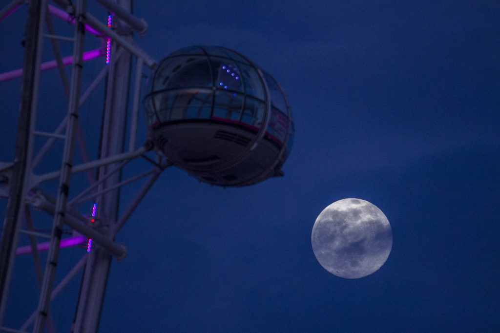 Snow Moon sul London Eye - Foto ANSA (Credit Image: © Stephen Chung/Xinhua via ZUMA Press)