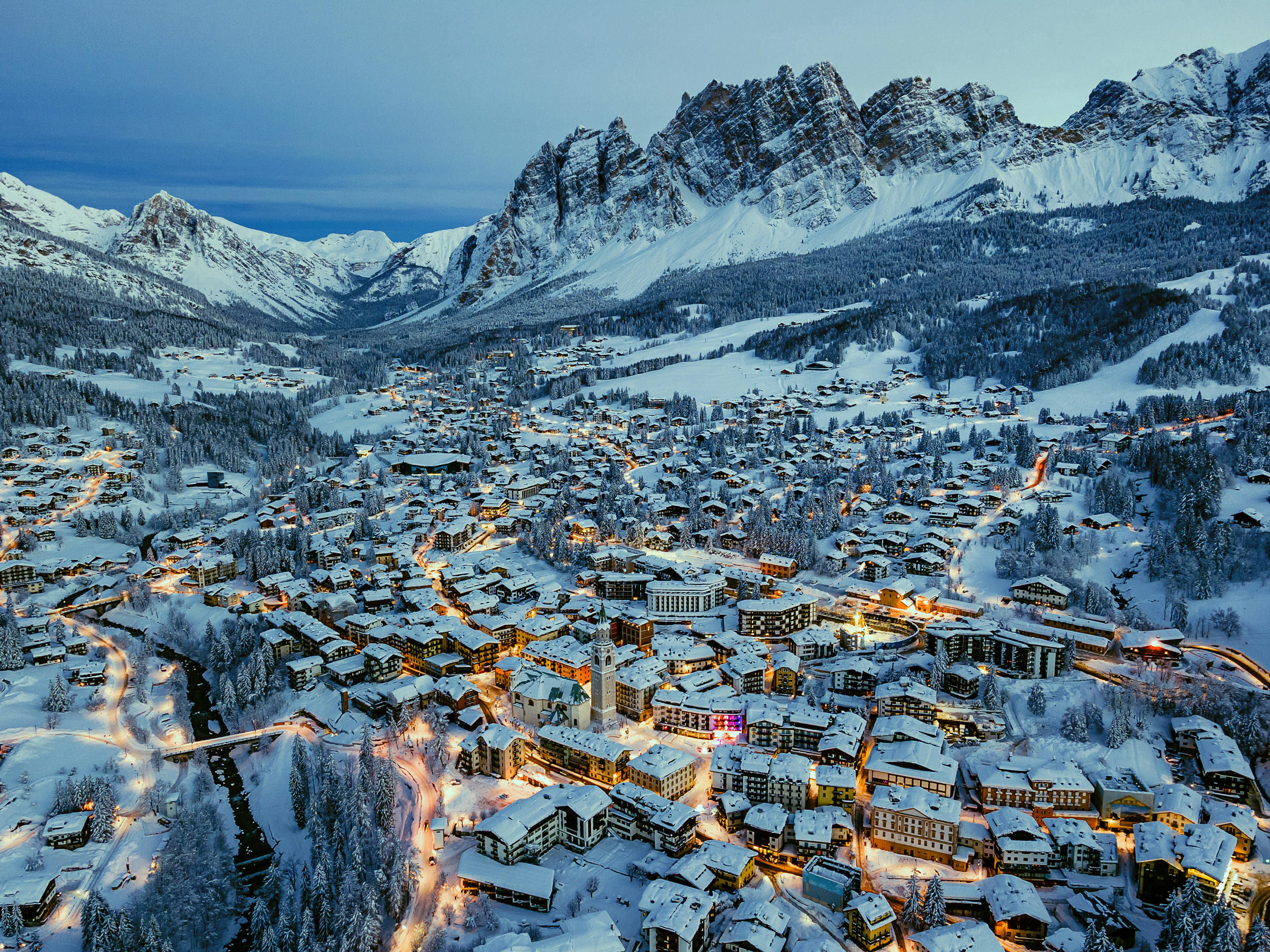 Una veduta dall'alto di Cortina d'Ampezzo. foto @ ANSA