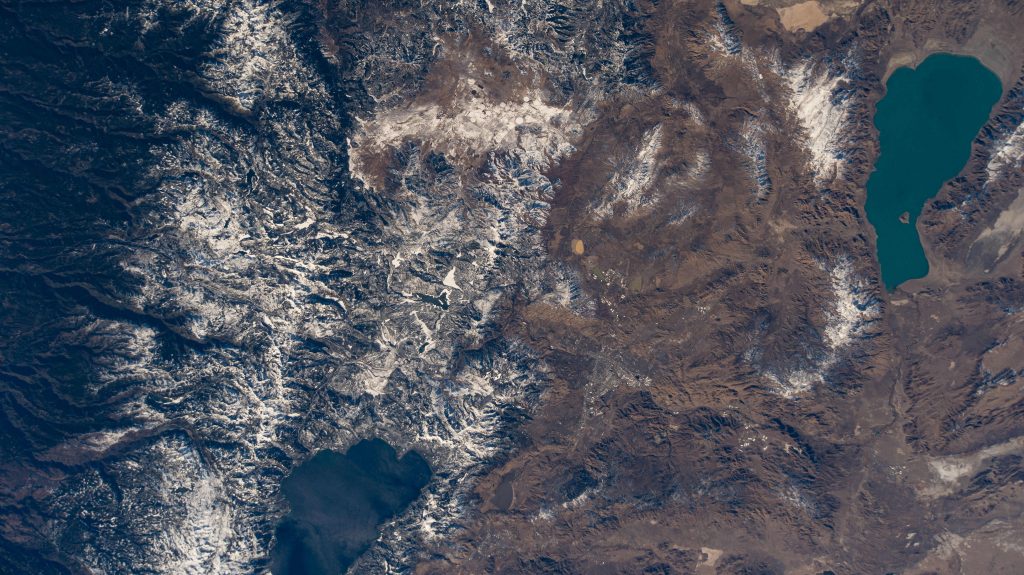 Pyramid Lake, in alto a destra, in Nevada; Lake Tahoe, in basso a sinistra, in California e la Sierra Nevada innevata - Foto ANSA © Nasa/Planet Pix via ZUMA Wire