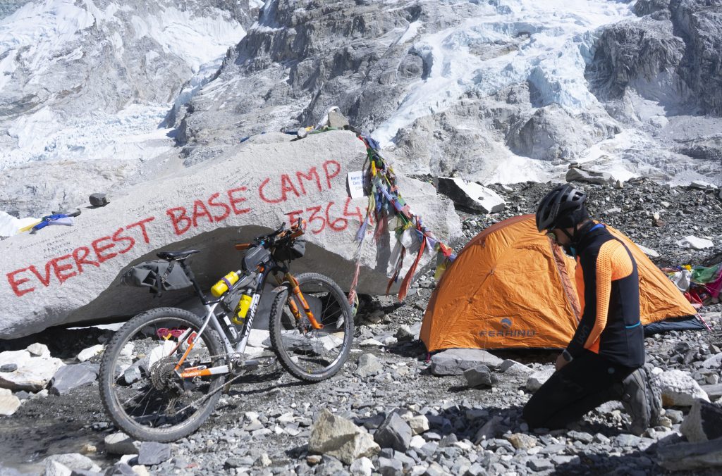 Il campo base dell'Everest, termine dell'avventura per Omar di Felice. Foto archivio Omar Di Felice