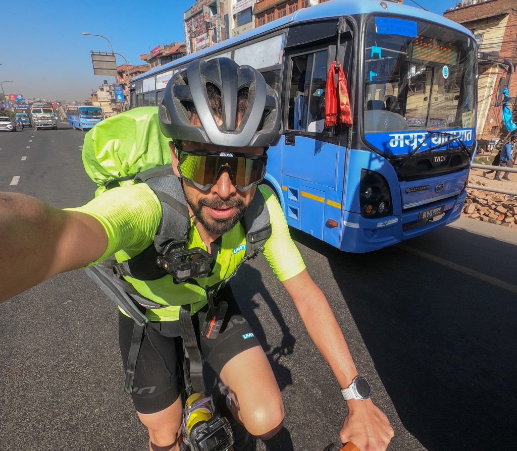 In bici uscendo da Kathmandu. Foto archivio Omar Di Felice