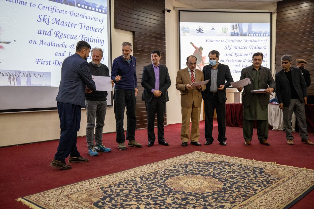 Un momento della consegna dei diplomi a fine corso. Foto Samuel Confortola