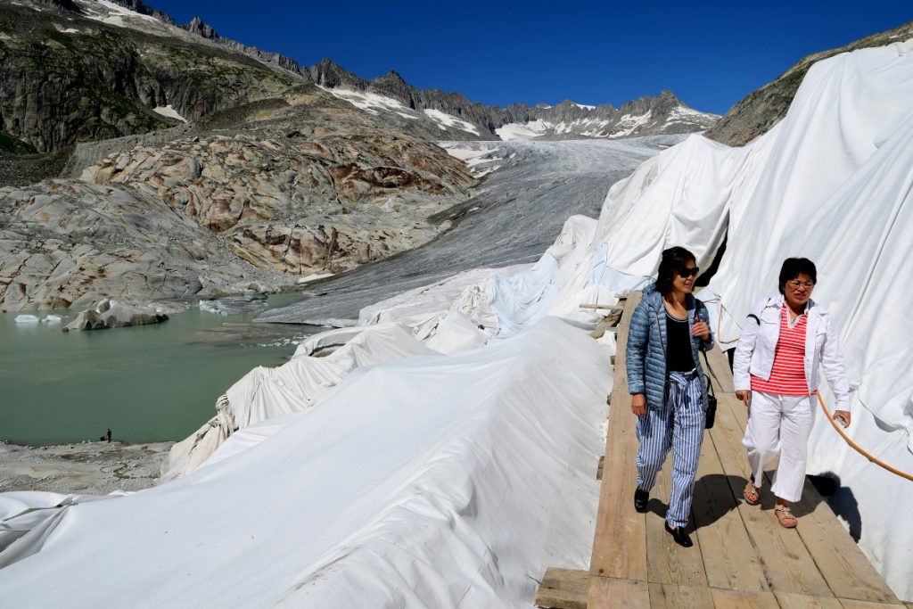 Ghiacciaio del Rodano, teli e turisti